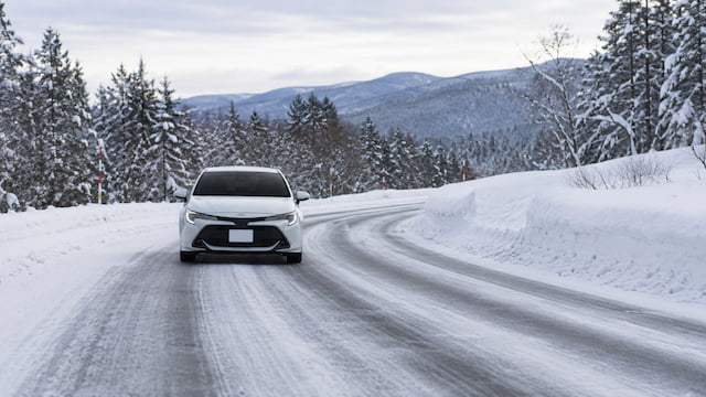 雪道を走る車とスタッドレスタイヤ選びのイメージ