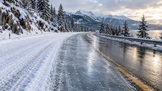 圧雪路と凍結路でスタッドレスタイヤの効き方が変わるイメージ
